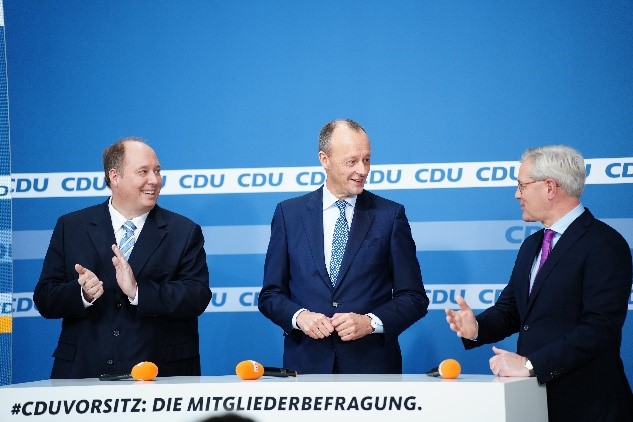 Friedrich Merz setzte sich in der Mitgliederbe-fragung der CDU Deutschlands zum Parteivor-sitz klar mit 62,1 Prozent durch. Seine Mitbe-werber Helge Braun (links) und Norbert Röttgen (rechts) gratulierte als erste. Bild: CDU Bundesgeschäftsstelle